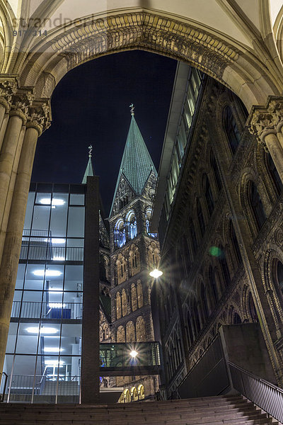 Deutschland  Bremen  Dom von Bremen durch den Bogen eines anderen historischen Gebäudes gesehen