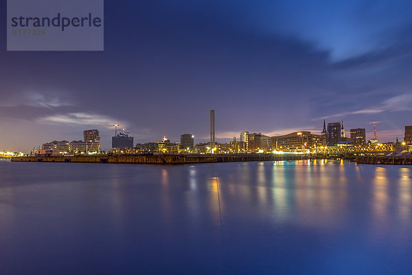 Deutschland  Hamburg  Blick über den Baakenhafen in der Hafencity am Abend