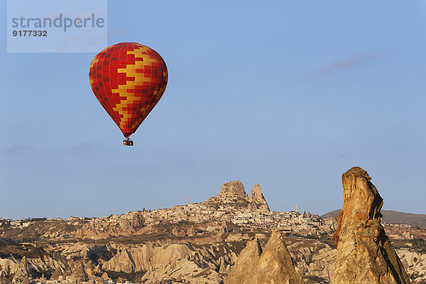 Türkei  Ostanatolien  Kappadokien  Heißluftballonstaubsauger vor dem Dorf Uchisar im Goereme Nationalpark.
