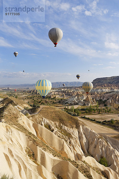 Türkei  Ostanatolien  Kappadokien  Heißluftballons  die über Tuffsteinformationen im Goereme Nationalpark saugen.