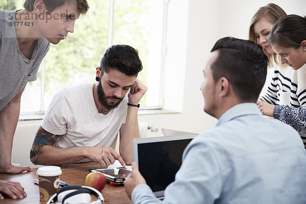 Gruppe von Kreativprofis bei einem Treffen