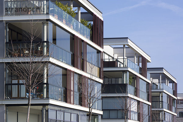 Deutschland  Hessen  Frankfurt Riedberg  Blick auf moderne Mehrfamilienhäuser  Teilansicht
