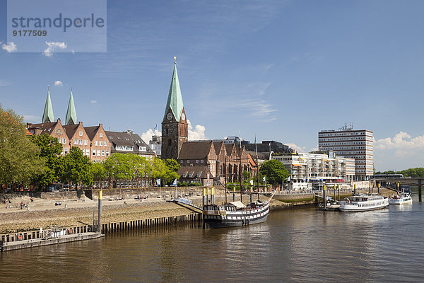 Deutschland  Bremen  Blick auf Strandpromenade Schlachte  Martinskirche und Martini-Landeplatz