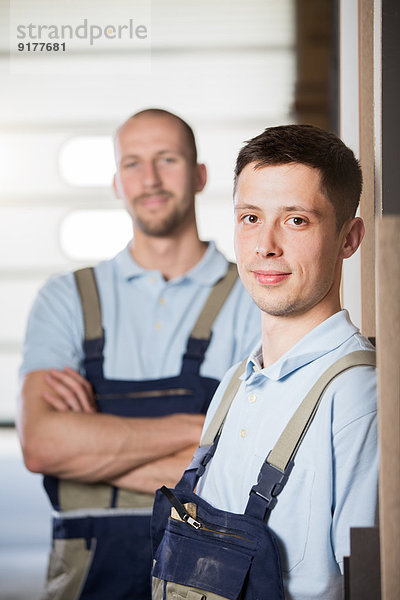 Portrait von zwei Handwerkern in der Werkstatt