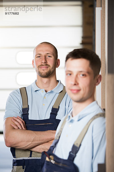 Portrait von zwei Handwerkern in der Werkstatt