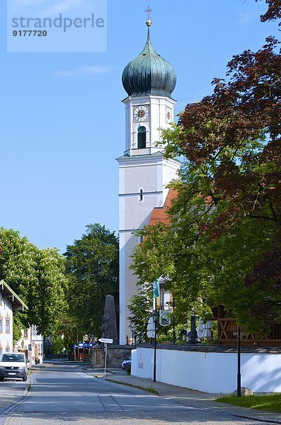 Deutschland  Bayern  Oberammergau  Blick auf die Dorfkirche St. Peter und Paul