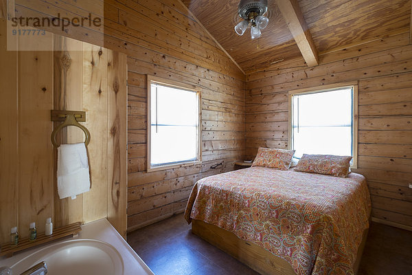 USA  Texas  Schlafzimmer mit Badezimmer-Eitelkeit im Blockhaus