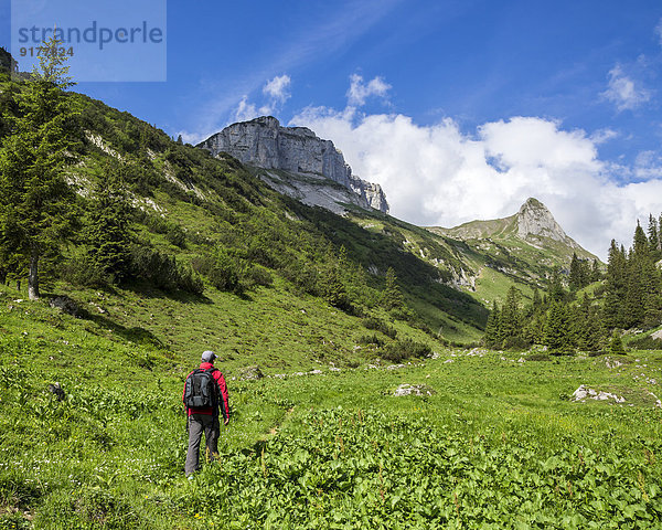 Österreich  Tirol  Allgäuer Hochalpen  Naturschutzgebiet Hoher Ifen  Mahd-Tal  Torkopf  Aufstieg zum Gottesacker  Wanderer