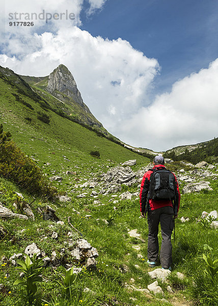 Österreich  Tirol  Allgäuer Hochalpen  Naturschutzgebiet Hoher Ifen  Mahd-Tal  Torkopf  Aufstieg zum Gottesacker  Wanderer