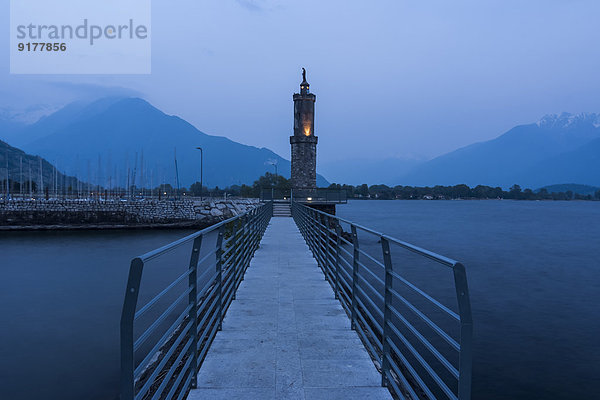 Italien  Lombardei  Provinz Como  Gera Lario  Comer See  Hafen mit Madonnenstatue am Abend