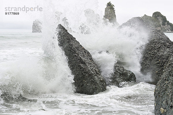 Neuseeland  Südinsel  Barrytown  spritzende Wellen auf exponierten Felsen