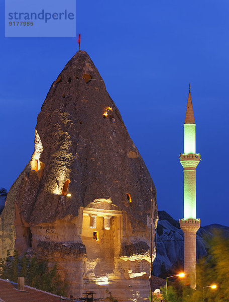 Türkei  Ostanatolien  Kappadokien  Feenkamin im Goereme Nationalpark  Roma Kalesi und Minarett in Goereme am Abend