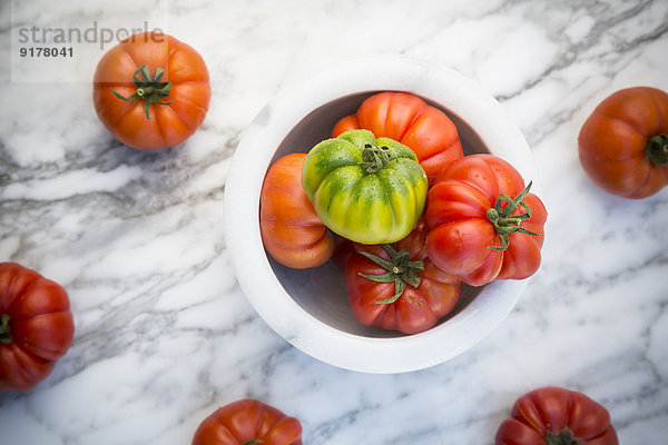Marinda-Tomaten in Bol auf Marmorplatte