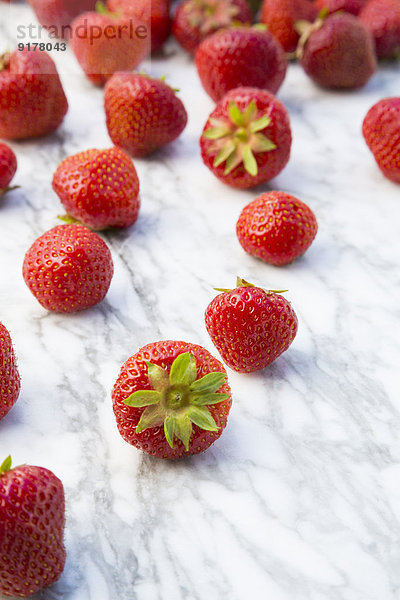 Reife Erdbeeren auf Marmoroberfläche