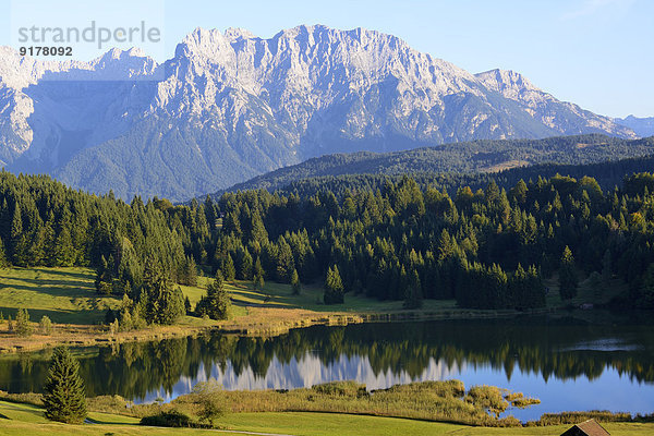 Deutschland  Bayern  Oberbayern  Werdenfelser Land  Kruen  Geroldsee  im Hintergrund das Karwendelgebirge