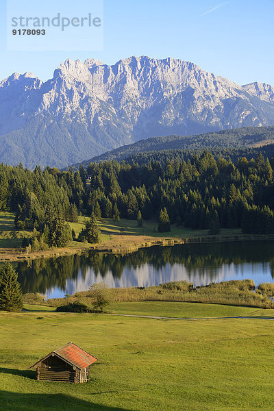 Deutschland  Bayern  Oberbayern  Werdenfelser Land  Kruen  Geroldsee  im Hintergrund das Karwendelgebirge
