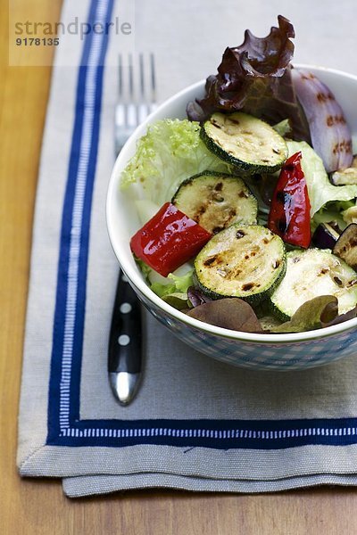 Gemischter Salat mit gegrilltem Gemüse und einer Balsamico-Vinaigrette