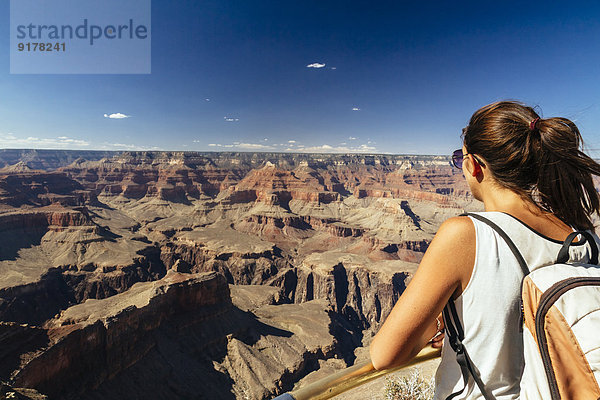 USA  Arizona  junge Frau genießt die Aussicht auf den Grand Canyon