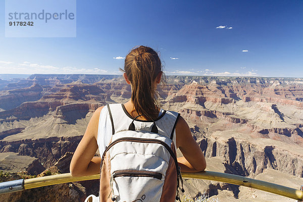 USA  Arizona  junge Frau genießt die Aussicht auf den Grand Canyon  Rückansicht