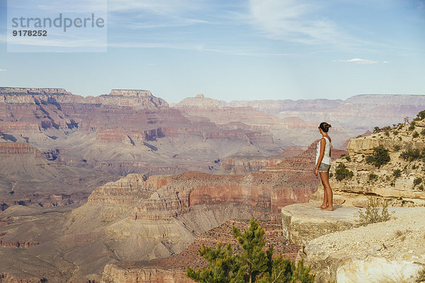 USA  Arizona  Frau genießt den Blick auf den Grand Canyon  Rückansicht