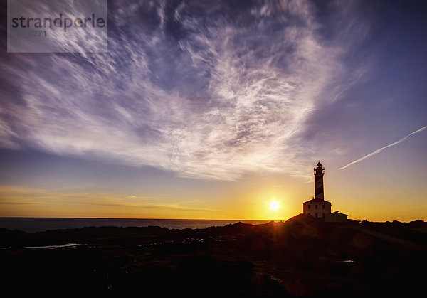 Spanien  Balearen  Menorca  Cap de Cavalleria  Leuchtturm bei Sonnenaufgang