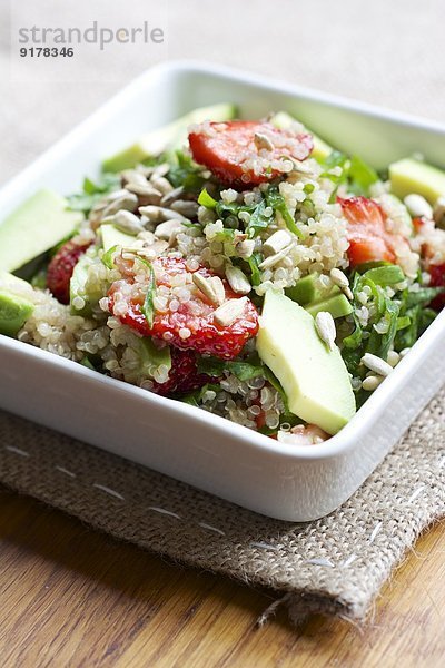 Schale Quinoa-Erdbeersalat mit Spinat und Avocado