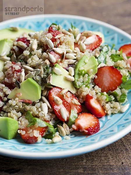 Teller Quinoa-Erdbeersalat mit Spinat und Avocado