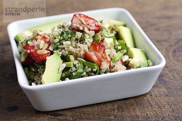 Schale Quinoa-Erdbeersalat mit Spinat und Avocado