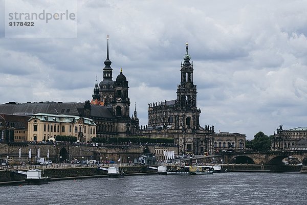 Deutschland  Sachsen  Dresden  Blick auf die Altstadt mit der Elbe im Vordergrund