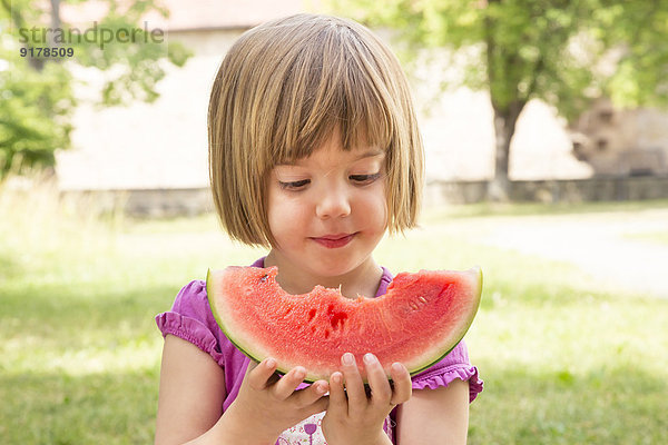 Porträt eines kleinen Mädchens mit Wassermelonenscheibe