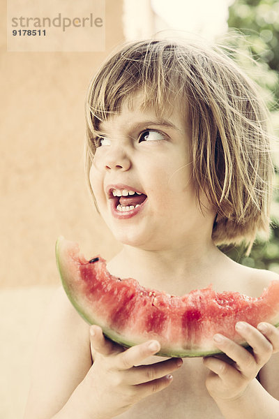 Deutschland  Junges Mädchen mit Wassermelone