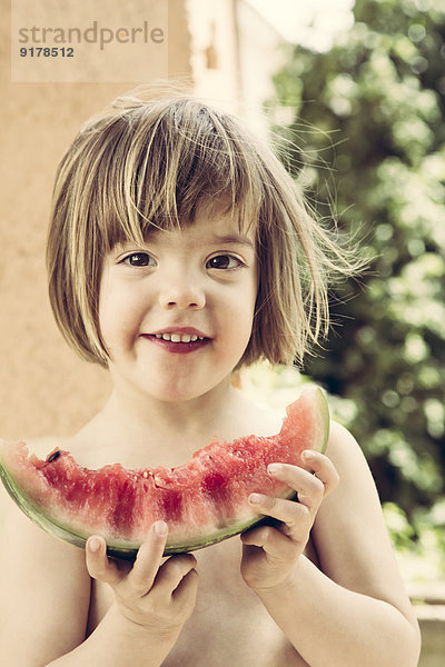 Deutschland  Junges Mädchen mit Wassermelone