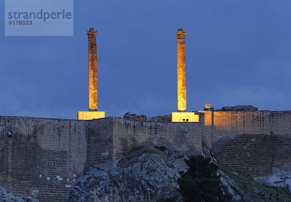 Türkei  Anatolien  Sanliurfa  Urfa Kalesi  alte Säulen in der Zitadelle von Urfa
