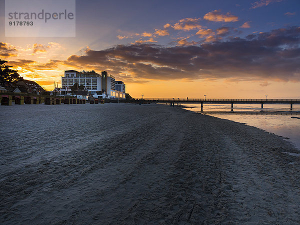 Deutschland  Schleswig-Holstein  Scharbeutz  Bayside Hotel am Strand bei Dämmerung