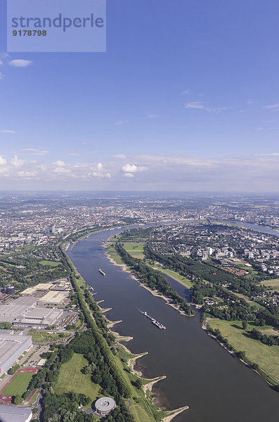 Deutschland  Düsseldorf  Luftaufnahme von Stadt und Rhein
