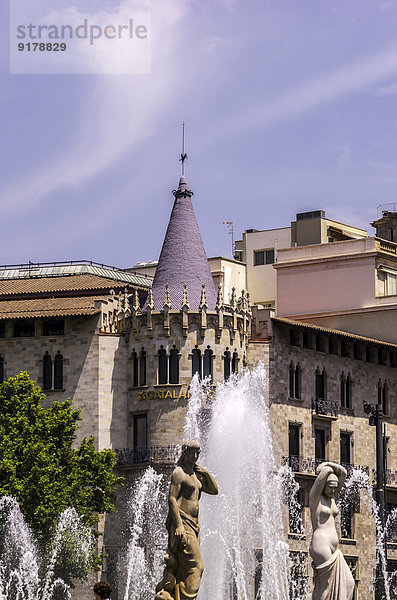 Spanien  Barcelona  Eixample  Blick vom Placa Catalunya zum Brunnen