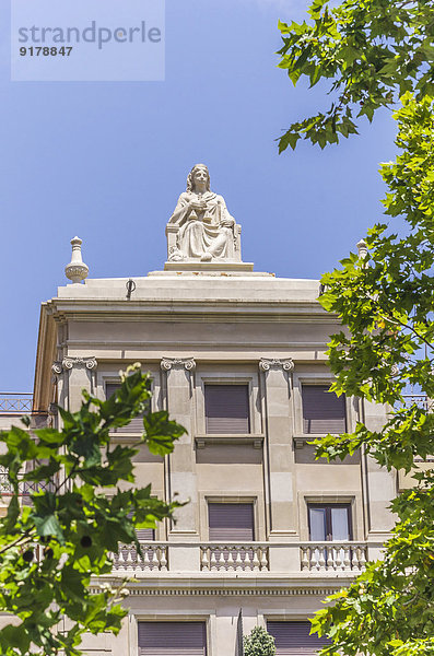 Spanien  Barcelona  Eixample  Haus mit Skulptur auf dem Dach