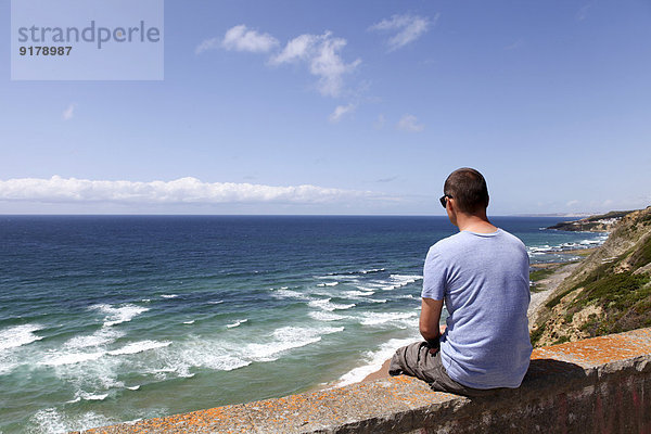 Portugal  Sintra  Mann mit Blick auf den Ozean