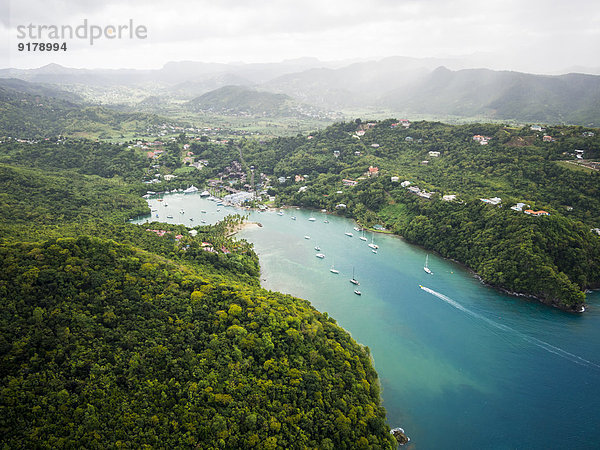 Karibik  St. Lucia  Luftaufnahme von Marigot Bay