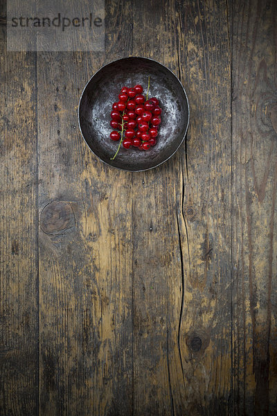 Schale mit roten Johannisbeeren  Ribes rubrum  auf dunklem Holztisch  erhöhte Ansicht