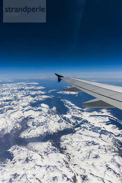 Luftaufnahme  Flugzeug über den Alpen