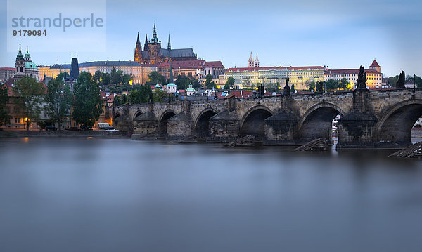 Tschechien  Prag  Karlsbrücke und Prager Burg am Abend