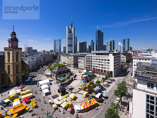 Deutschland  Hessen  Frankfurt  Blick auf Finanzviertel mit Commerzbank-Turm  Europäische Zentralbank  Helaba  Taunusturm  Hauptwache und Katharinenkirche