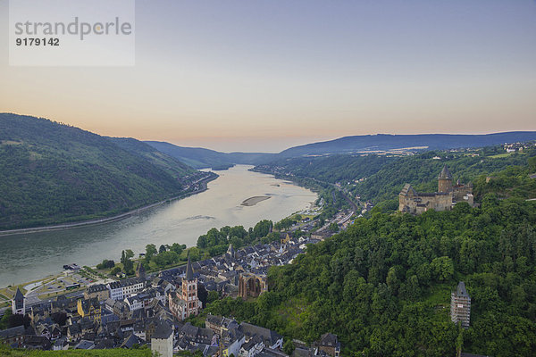 Deutschland  Rheinland-Pfalz  Bacharach  Burg Stahleck  Oberes Mittelrheintal am Abend