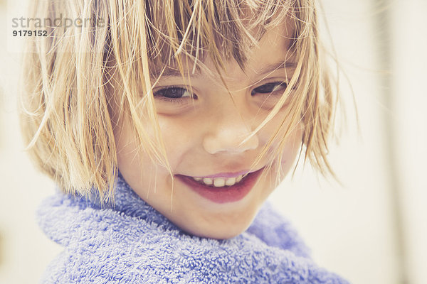 Porträt eines lächelnden Mädchens mit Handtuch
