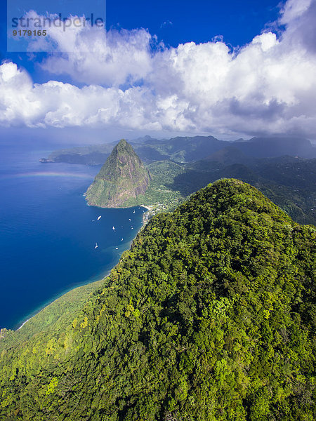 Karibik  Antillen  Kleine Antillen  Saint Lucia  Pitons Bay  Luftaufnahme der Vulkane Gros Piton und Petit Piton