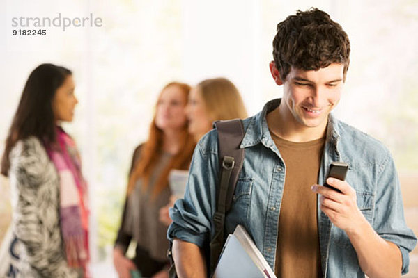 Studenten-Textnachrichten mit Handy