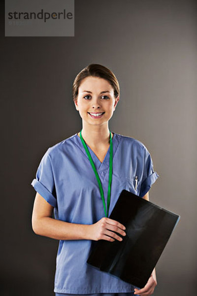 Porträt der selbstbewussten Krankenschwester mit Röntgenbild