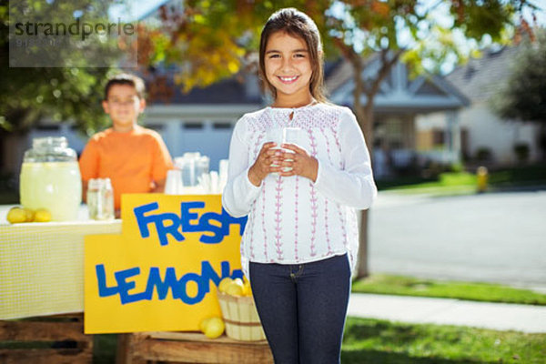 Porträt des lächelnden Mädchens am Limonadenstand