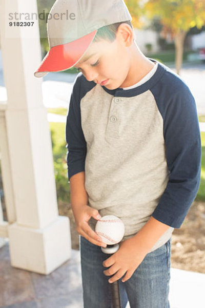 Junge mit Baseball und Schläger